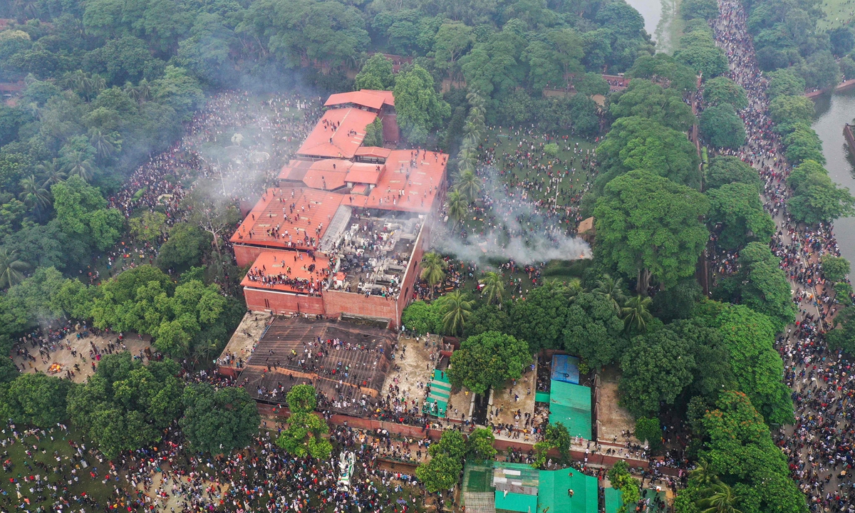 An aerial view shows protesters storming Bangladesh's Prime Minister Sheikh Hasina's palace in Dhaka on August 5,<strong></strong> 2024. Bangladesh's military was in control of the country on August 6, after Hasina resigned and fled the country. Photo: VCG