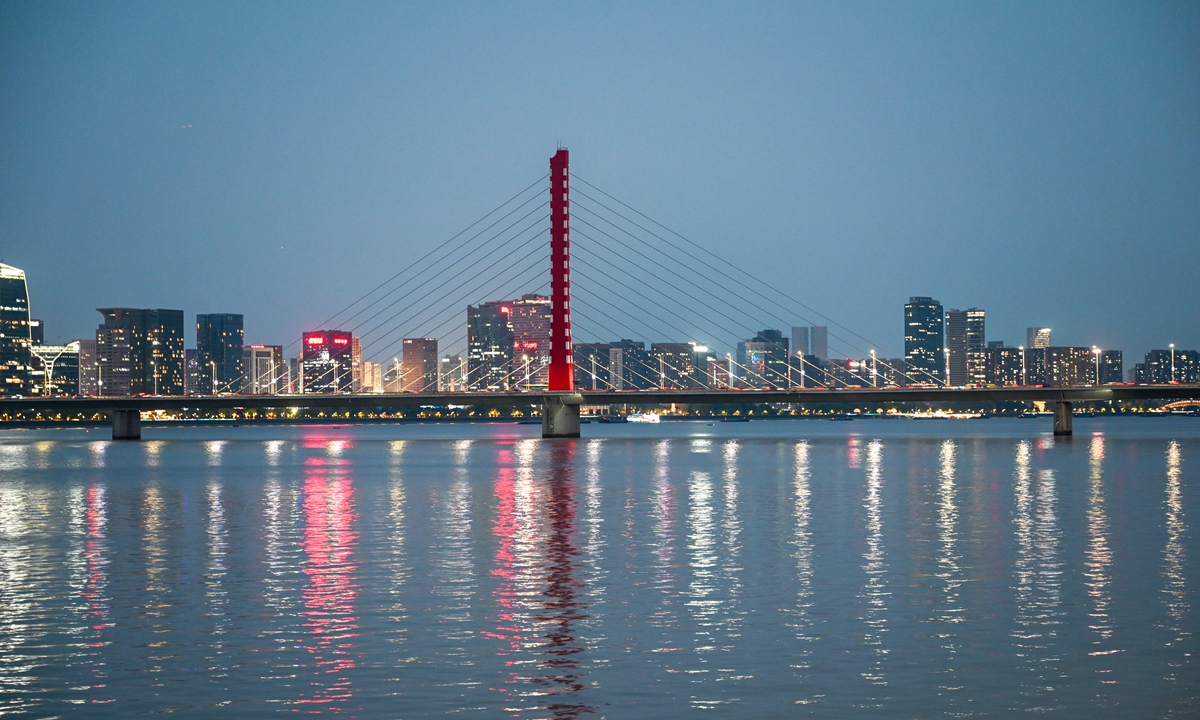 The landscape lights along the Xixing Bridge in Hangzhou, East China's Zhejiang Province, remain off on August 7, 2024 to ensure power supply amid sweltering heat. Photo: VCG