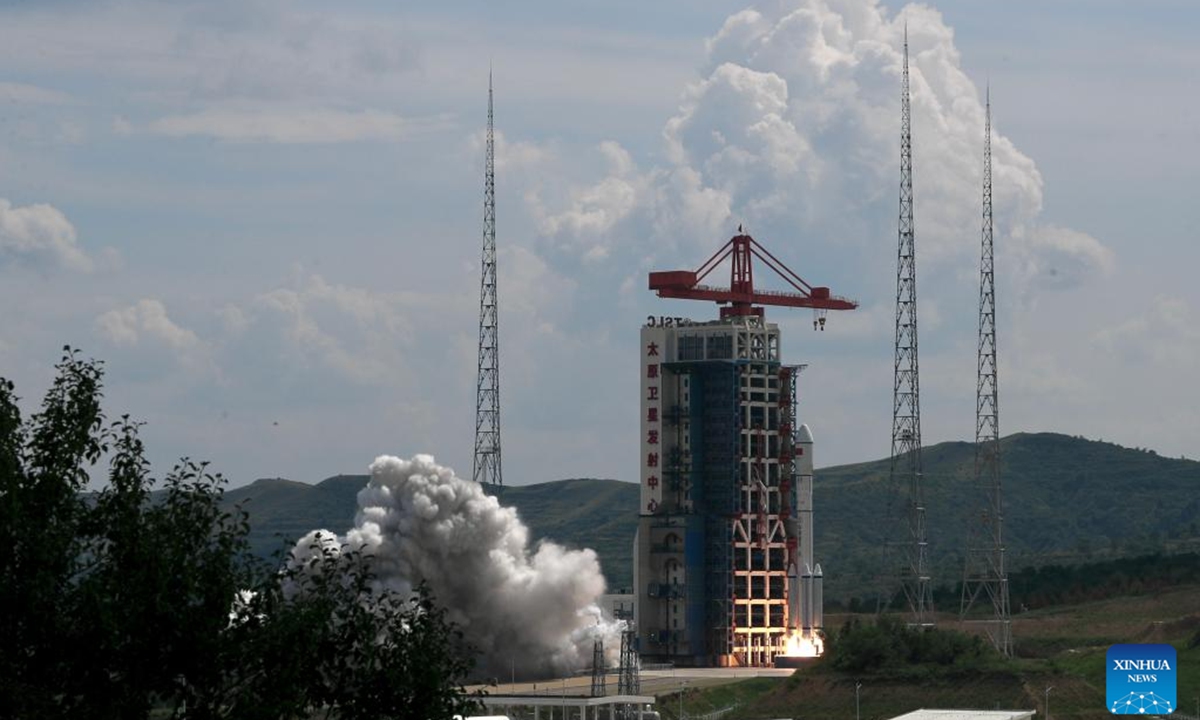 A modified Long March-6 carrier rocket carrying a new satellite group blasts off from the Taiyuan Satellite Launch Center in north China's Shanxi Province on Aug. 6, 2024. The satellite group was launched at 2:42 p.m. (Beijing Time) aboard a modified Long March-6 carrier rocket and entered its preset orbit successfully. (Photo: Xinhua)