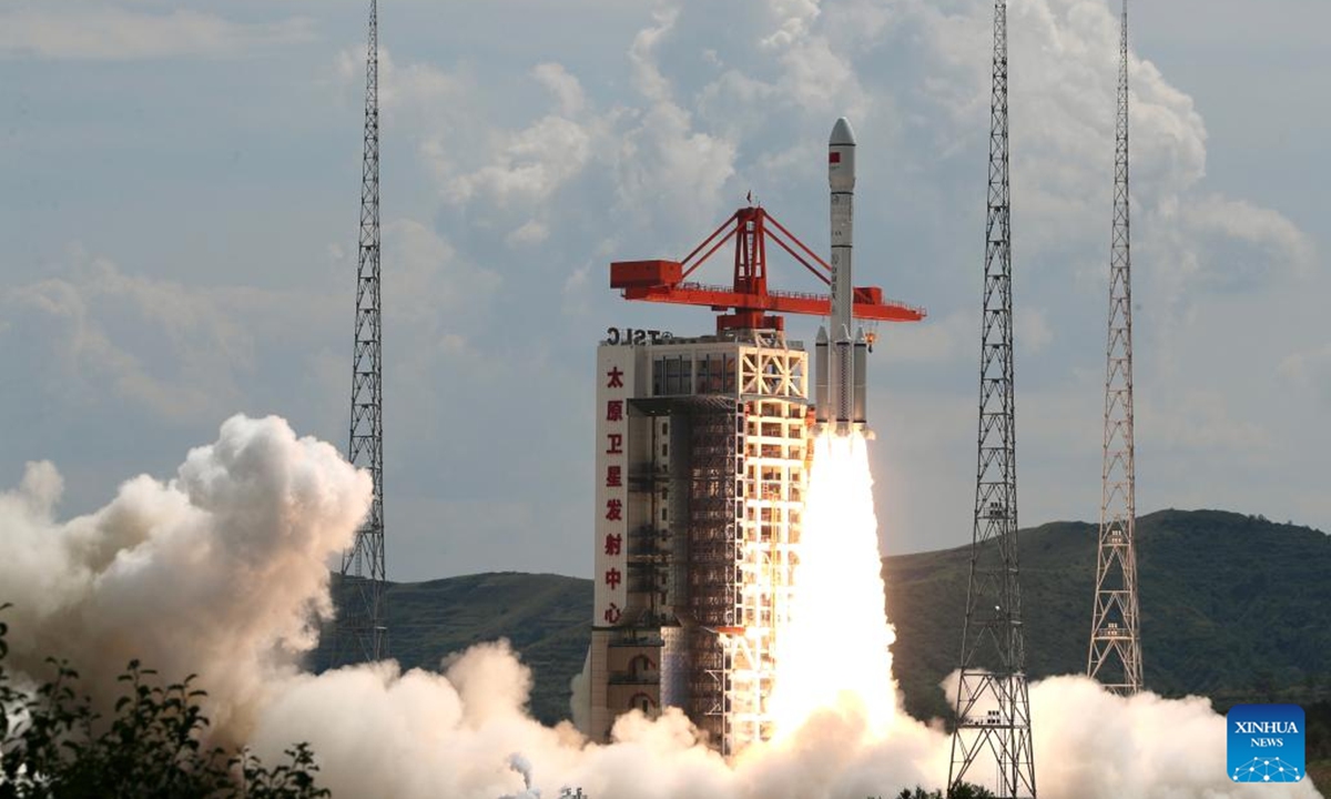 A modified Long March-6 carrier rocket carrying a new satellite group blasts off from the Taiyuan Satellite Launch Center in north China's Shanxi Province on Aug. 6, 2024. The satellite group was launched at 2:42 p.m. (Beijing Time) aboard a modified Long March-6 carrier rocket and entered its preset orbit successfully. (Photo: Xinhua)