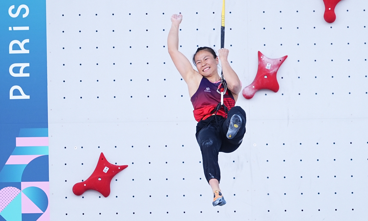 Chinese athlete Deng Lijuan celebrates winning silver in the women's speed climbing competition at the Paris Olympics, on August 7, 2024. Photo: VCG