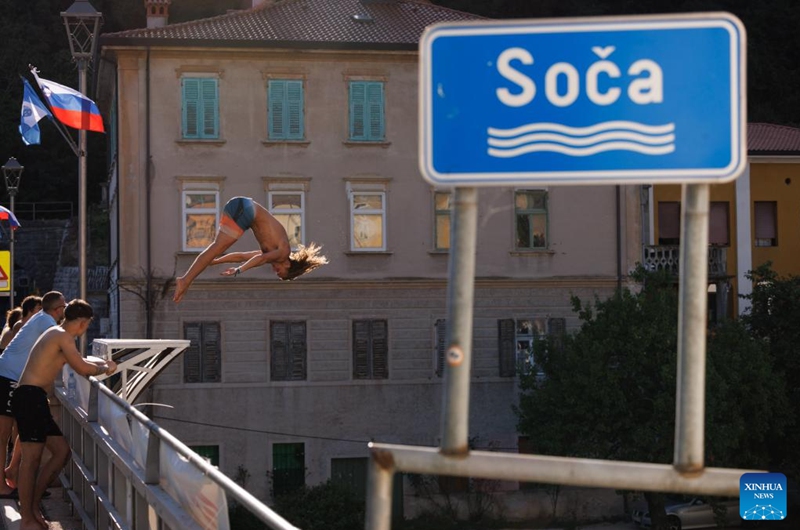 A participant jumps into the River Soca from a 17-meter-high bridge during the 33rd traditional jumping event in Kanal ob Soci, Slovenia on Aug. 11, 2024. Photo: Xinhua