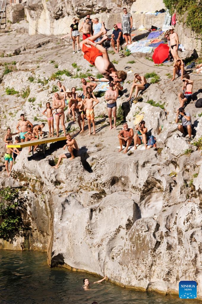 A participant jumps into the River Soca from a 17-meter-high bridge during the 33rd traditional jumping event in Kanal ob Soci, Slovenia on Aug. 11, 2024. Photo: Xinhua