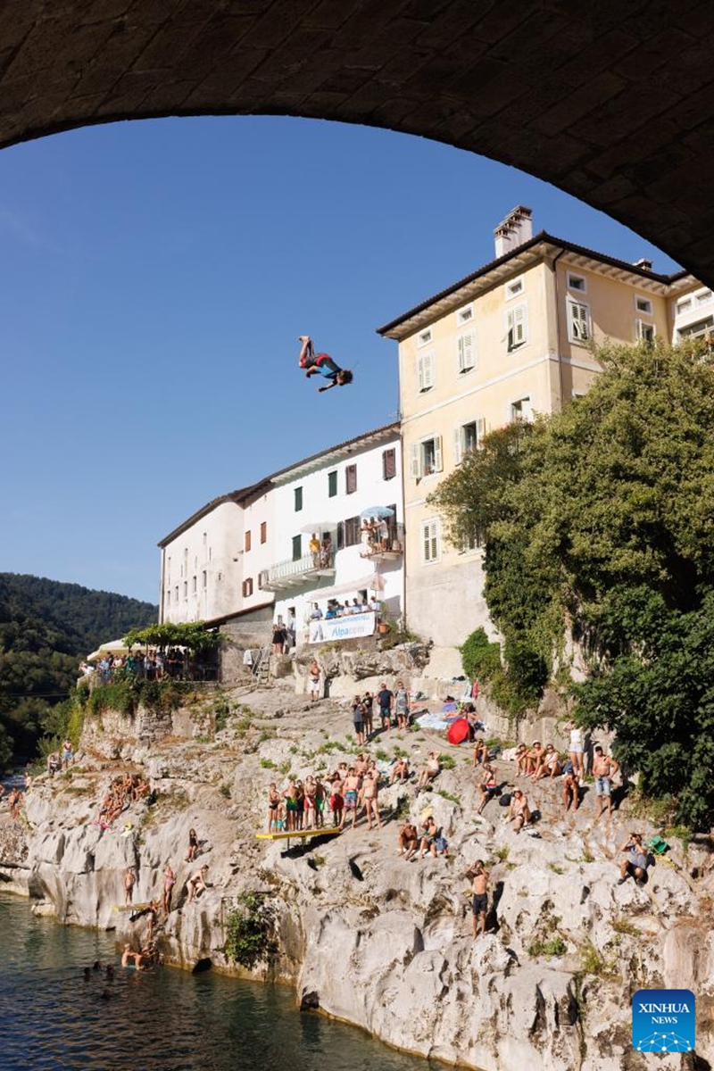 A participant jumps into the River Soca from a 17-meter-high bridge during the 33rd traditional jumping event in Kanal ob Soci, Slovenia on Aug. 11, 2024. Photo: Xinhua