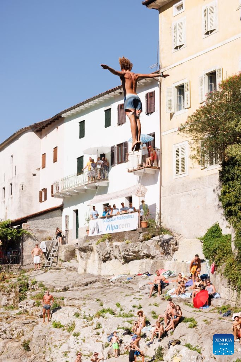 A participant jumps into the River Soca from a 17-meter-high bridge during the 33rd traditional jumping event in Kanal ob Soci, Slovenia on Aug. 11, 2024. Photo: Xinhua