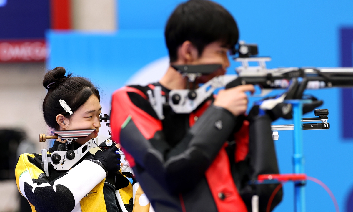 Chinese sharpshooters Huang Yuting (left) and Sheng Lihao compete in the 10-meter air rifle mixed team event in Paris on July 27. Photo: VCG