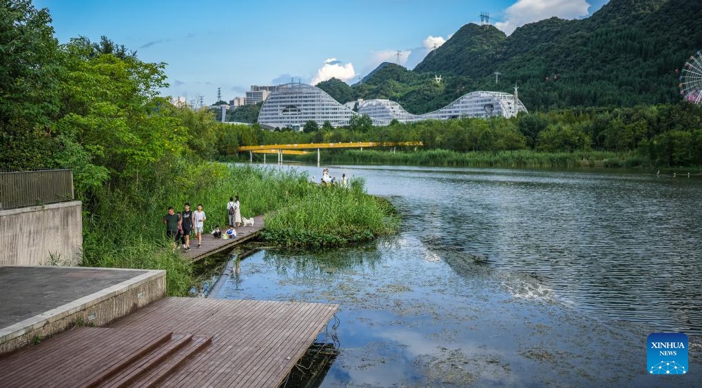 Tourists visit the Minghu Lake National Wetland Park in Zhongshan District of Liupanshui, southwest China's Guizhou Province, Aug. 7, 2024. The wetland park, located in Zhongshan District of Liupanshui, is rich in vegetation. (Photo: Xinhua)