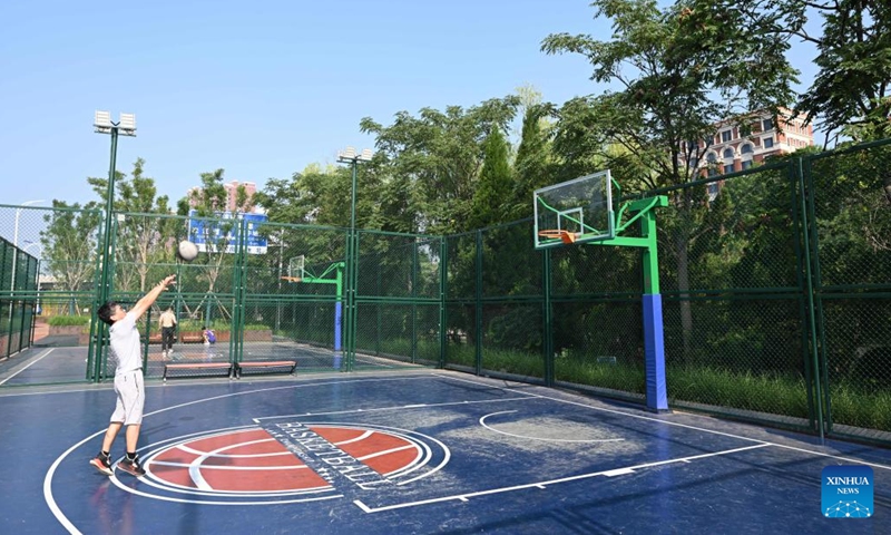 People play basketball at a city park in north China's Tianjin Municipality, Aug. 8, 2024. August 8, the opening day of the Beijing Olympics, was designated as National Fitness Day in China, reflecting the growing integration of sports into everyday life. (Photo: Xinhua)