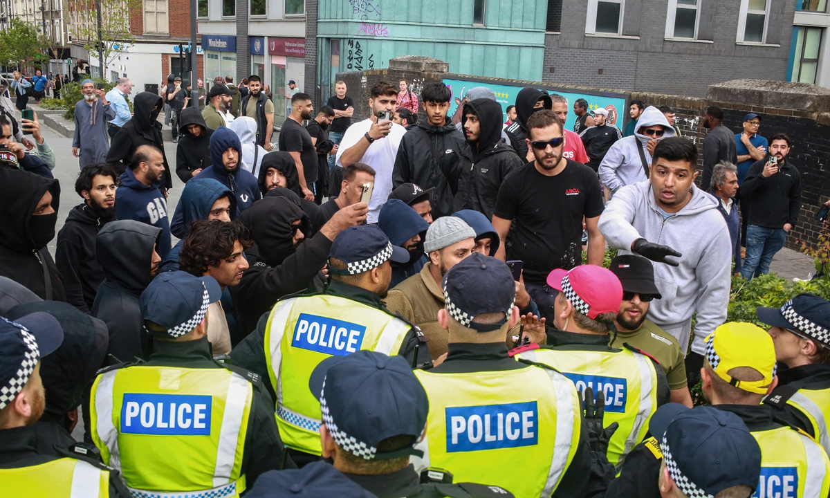 Police cordon off an area in London as crowds gather for a rally against the far-right and racism on August 7, 2024. People held rallies in London to defend a list of locations thought to be targets for violence by the far-right, including refugee charities and immigration centers. Photo: VCG