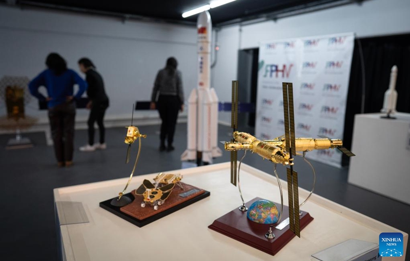 Replicas of the Tianwen-1 probe (L) and Chinese Tiangong space station are displayed at the Chinese Aerospace Exhibition in the Art Center of the National University of La Plata in La Plata, Argentina, Aug. 8, 2024. The Chinese Aerospace Exhibition opened to the public from Aug. 7 to 10. Photo: Xinhua