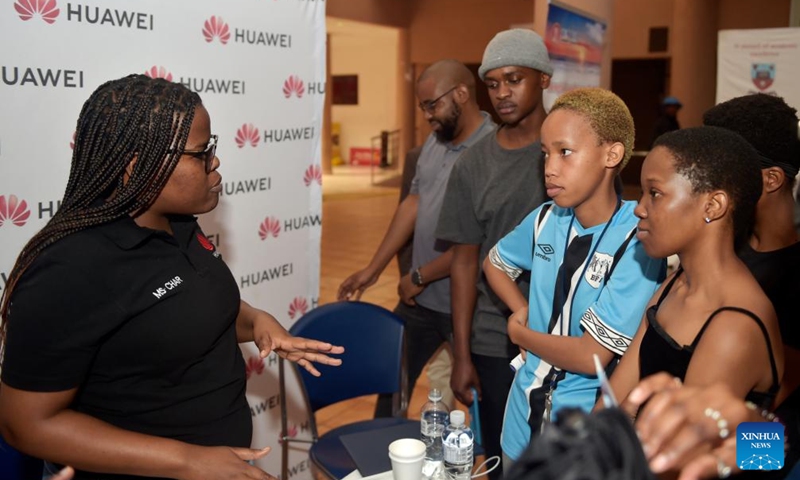 Local graduates talk with a staff member of a Chinese company at a job fair held in University of Botswana in Gaborone, Botswana, Aug. 9, 2024. Eight Chinese companies held a job fair in Botswana on Friday, attracting about 200 applicants from various universities. Photo: Xinhua