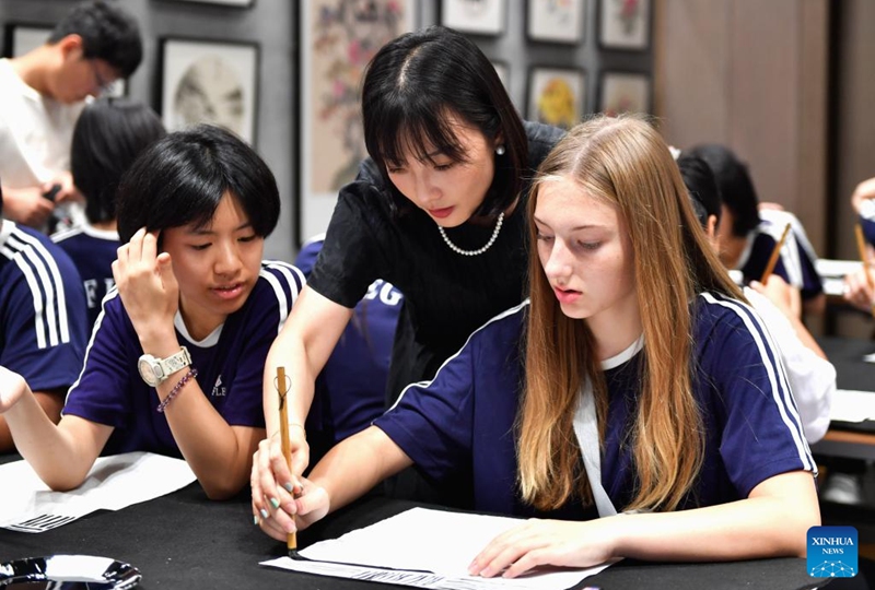 A teacher tutors an American student to practice calligraphy during a cultural event at Shijiazhuang Foreign Language School in Shijiazhuang, north China's Hebei Province, Aug. 10, 2024. A delegation of middle school students and teachers from US state Iowa took part in a cultural event here on the occasion of the Qixi Festival, also known as Chinese Valentine's Day. Photo: Xinhua