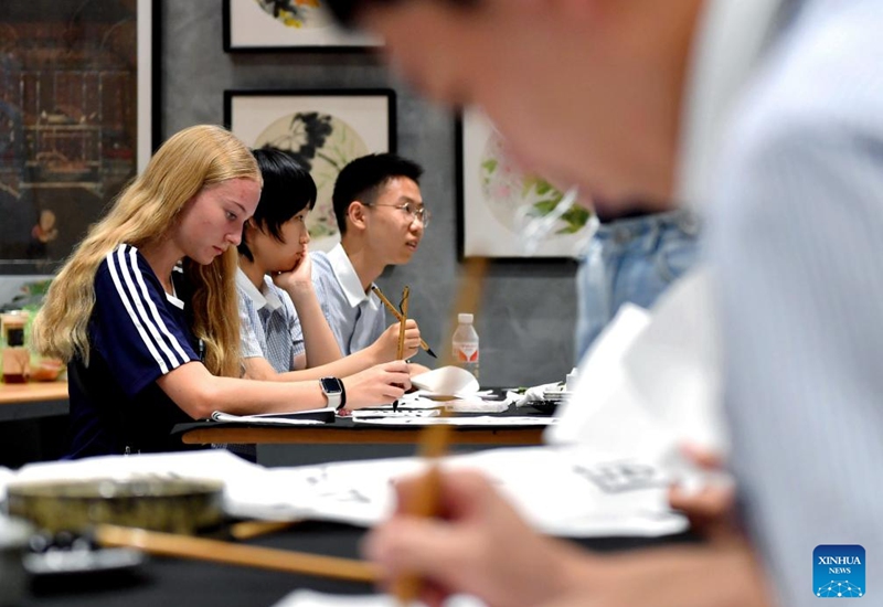 Chinese and American students practice calligraphy during a cultural event at Shijiazhuang Foreign Language School in Shijiazhuang, north China's Hebei Province, Aug. 10, 2024. A delegation of middle school students and teachers from US state Iowa took part in a cultural event here on the occasion of the Qixi Festival, also known as Chinese Valentine's Day. Photo: Xinhua