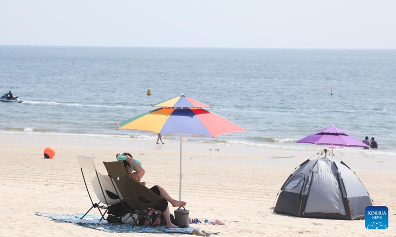 Tourists enjoy leisure time on a beach in Boryeong, South Korea, Aug. 9, 2024. Photo: Xinhua