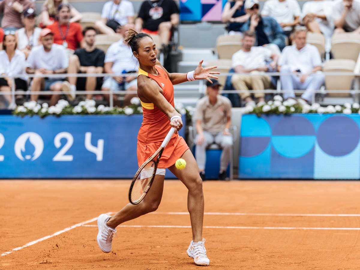 Zheng Qinwen returns to Croatia's Donna Vekic during the women's singles final tennis match at the Paris Olympics on August 3, 2024. Photo: Li Hao/GT