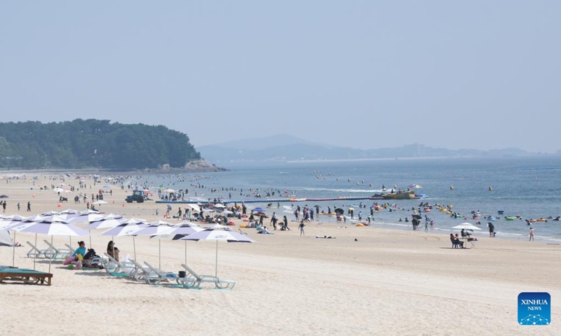 Tourists enjoy leisure time on a beach in Boryeong, South Korea, Aug. 9, 2024. Photo: Xinhua