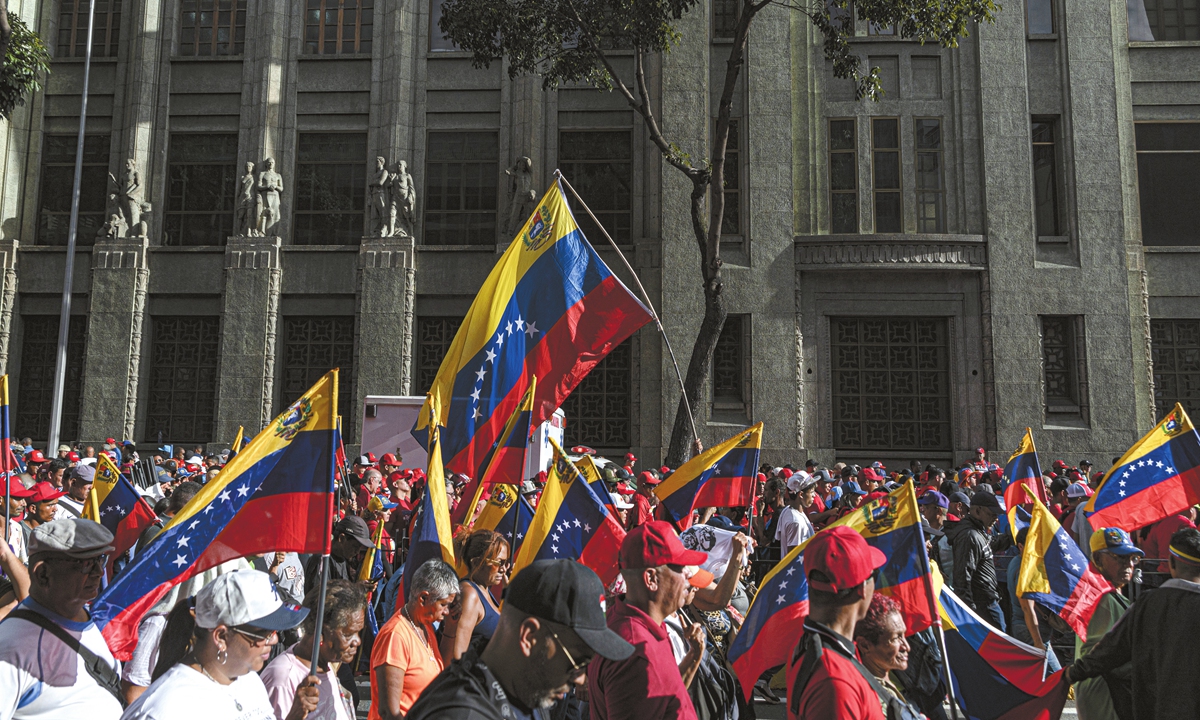 Supporters of Nicolas Maduro, Venezuela's president, hold Venezuelan national flags during a rally on Avenida Urdaneta in Caracas, Venezuela, on August 3, 2024. Photo: VCG