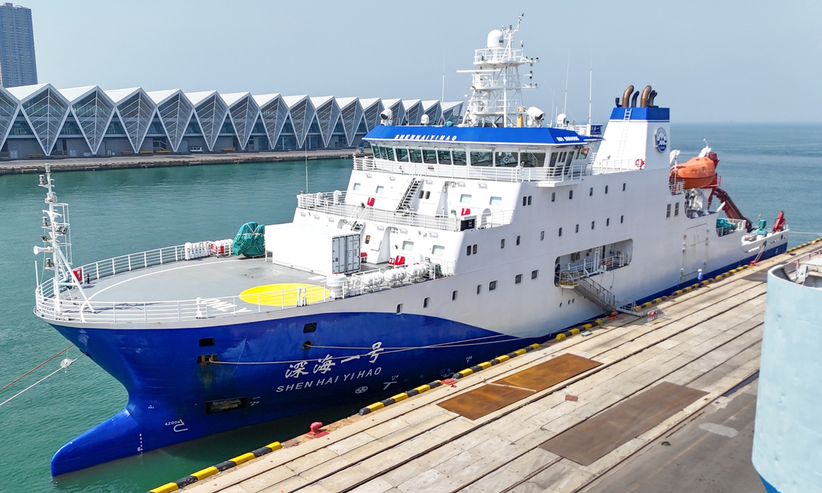 The Shenhai-1 oceanographic research vessel casts off from a port in Qingdao, East China's Shandong Province, on August 11, 2024 for a 45-day scientific expedition in the Western Pacific. The voyage marks the first time that China's deep-sea manned submersible Jiaolong will carry foreign scientists, including those from Canada, Spain, and Colombia, for underwater operations. Photo: VCG