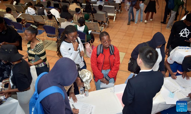 Local graduates talk with a staff member of a Chinese company at a job fair held in University of Botswana in Gaborone, Botswana, Aug. 9, 2024. Eight Chinese companies held a job fair in Botswana on Friday, attracting about 200 applicants from various universities. Photo: Xinhua