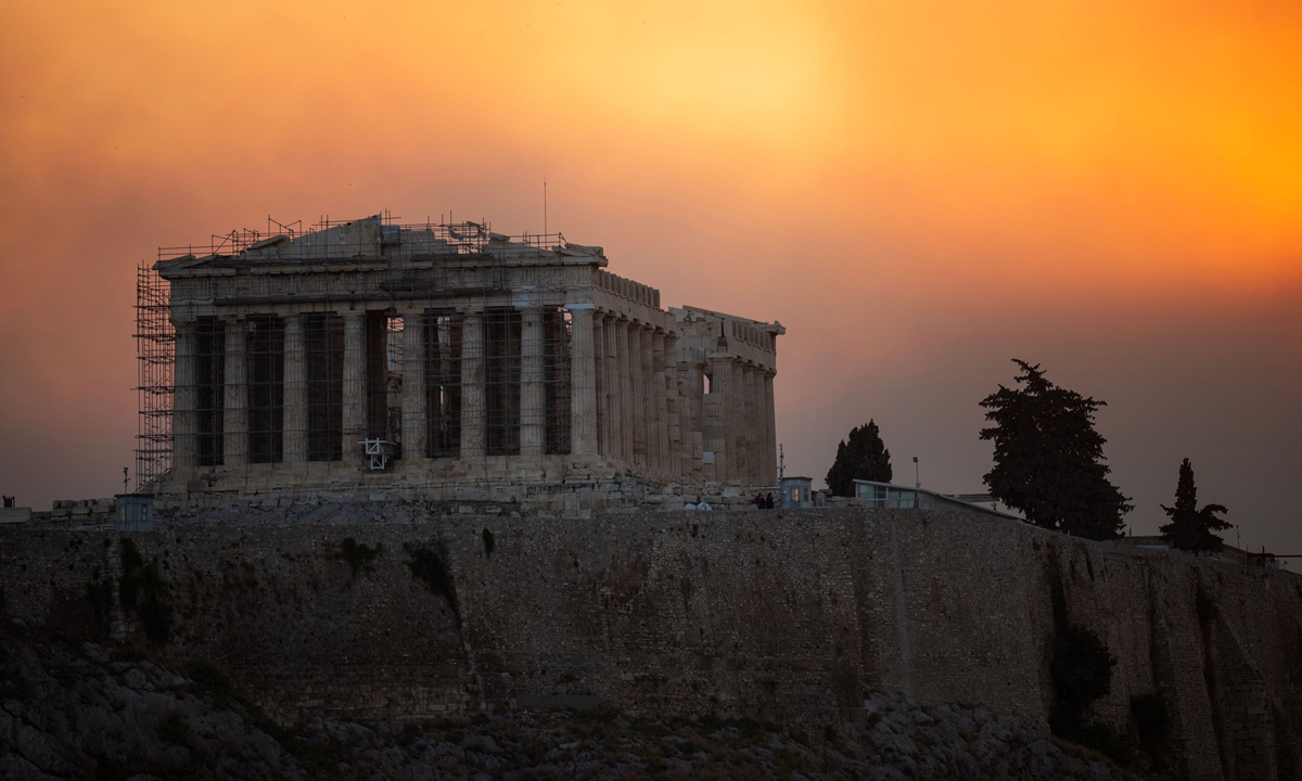 A smoke cloud covers the landmark Parthenon temple atop the Acropolis hill in Athens on August 12, 2024. Hundreds of firefighters were battling fast-moving wildfires near Athens on the day amid scorching temperatures throughout Greece, emergency and weather officials said. Photo: VCG