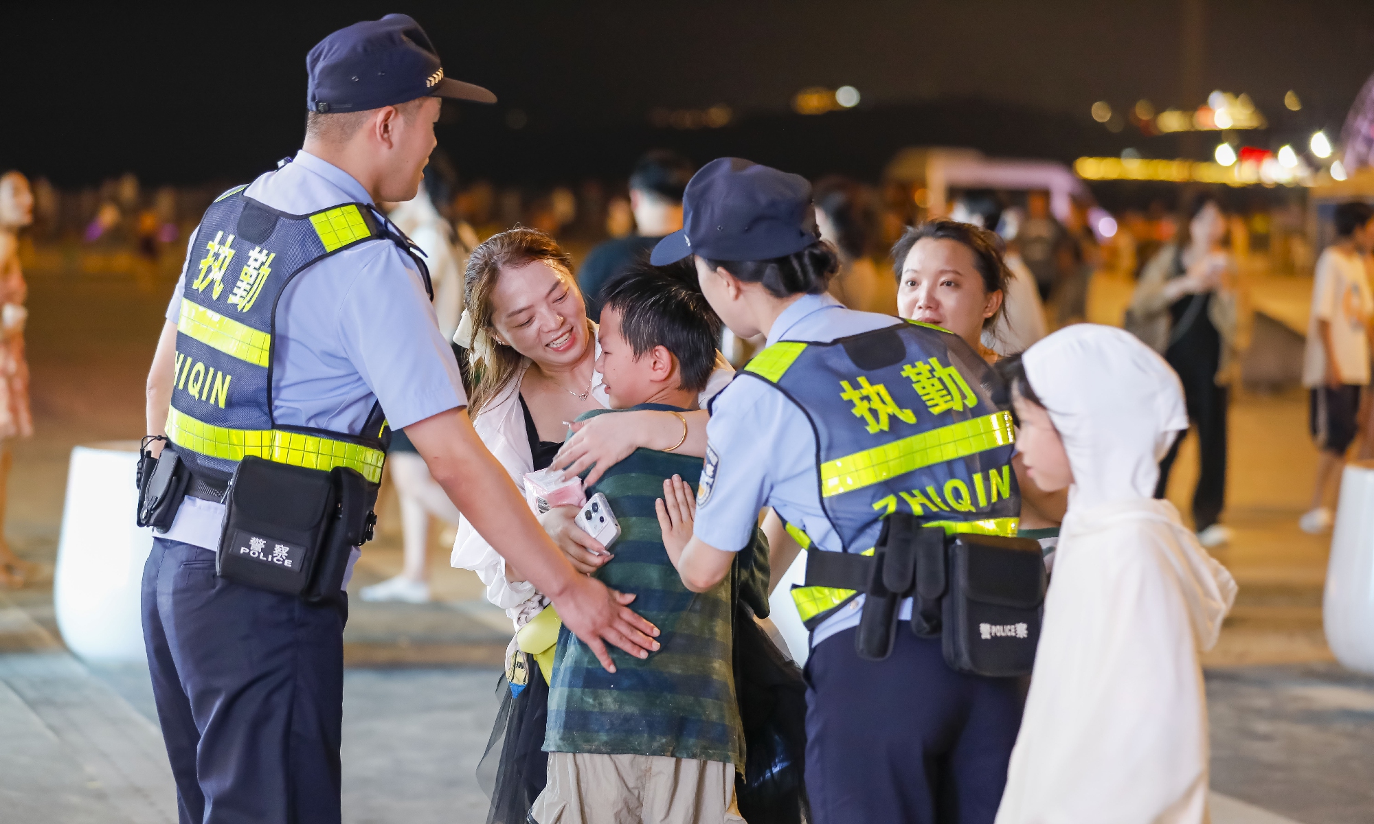 Police officers reunite a lost child with his family at an ocean park in Pingtan, East China's Fujian Province, on August 11, 2024. In the past 10 days, 45 children have gotten lost and separated from their parents at the scenic spot, all of whom have been safely found and reunited thanks to the assistance of local police. Photo: VCG