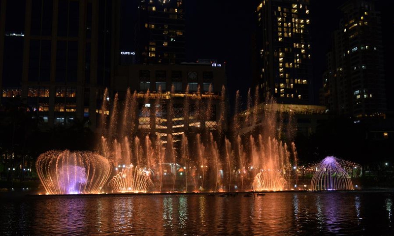 Photo taken on Aug. 11, 2024 shows the fountain show celebrating the coming Mother's Day in Benchasiri Park, Bangkok, Thailand. Photo: Xinhua