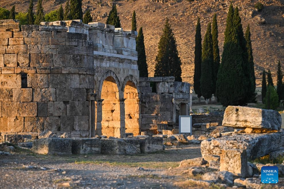 This photo taken on Aug. 10, 2024 shows the ruins of the ancient city of Hierapolis in Denizli, Türkiye. Hierapolis is a UNESCO World Heritage Site. （Photo: Xinhua)