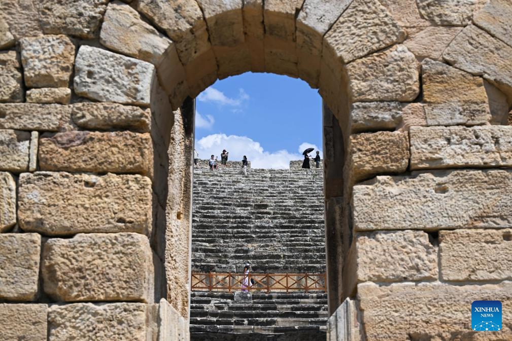 Tourists visit the ruins of the ancient city of Hierapolis in Denizli, Türkiye, Aug. 11, 2024. Hierapolis is a UNESCO World Heritage Site. （Photo: Xinhua)