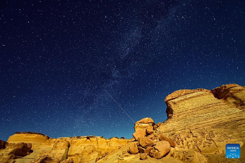 This long exposure photo shows a meteor flying past the starry sky over the desert in Fayoum, Egypt, Aug. 13, 2024. (Photo: Xinhua)