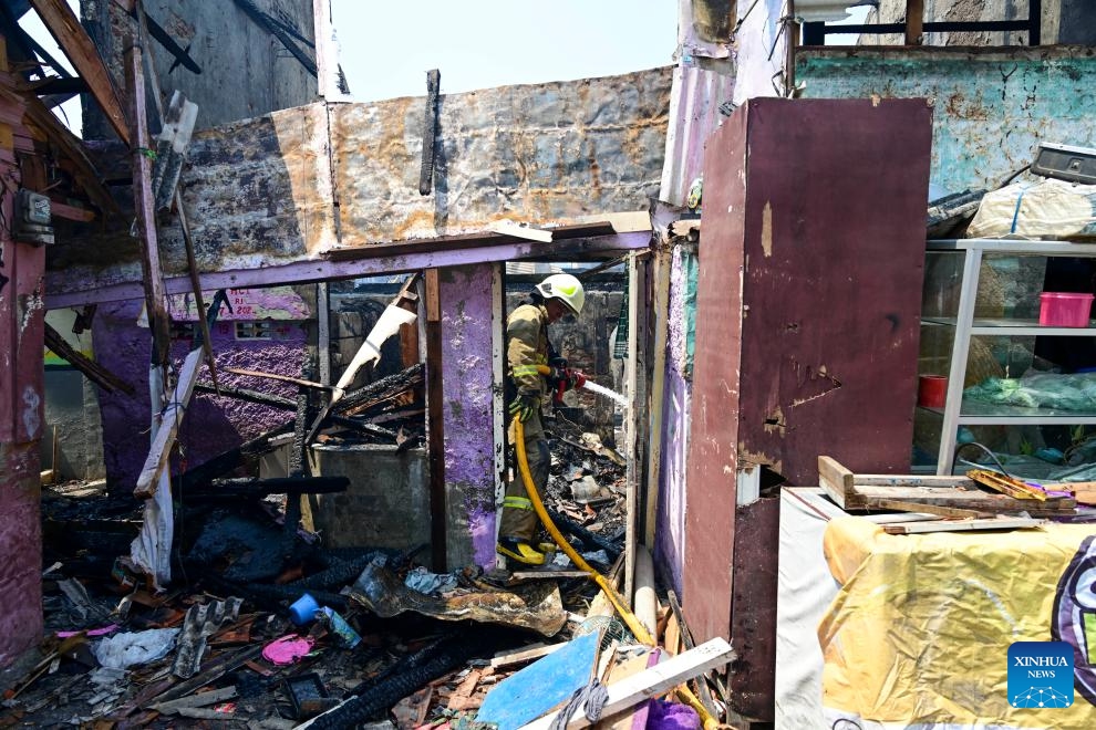 A firefighter extinguishes fire at densely populated area in Manggarai of Jakarta, Indonesia, Aug. 13, 2024. (Photo: Xinhua)