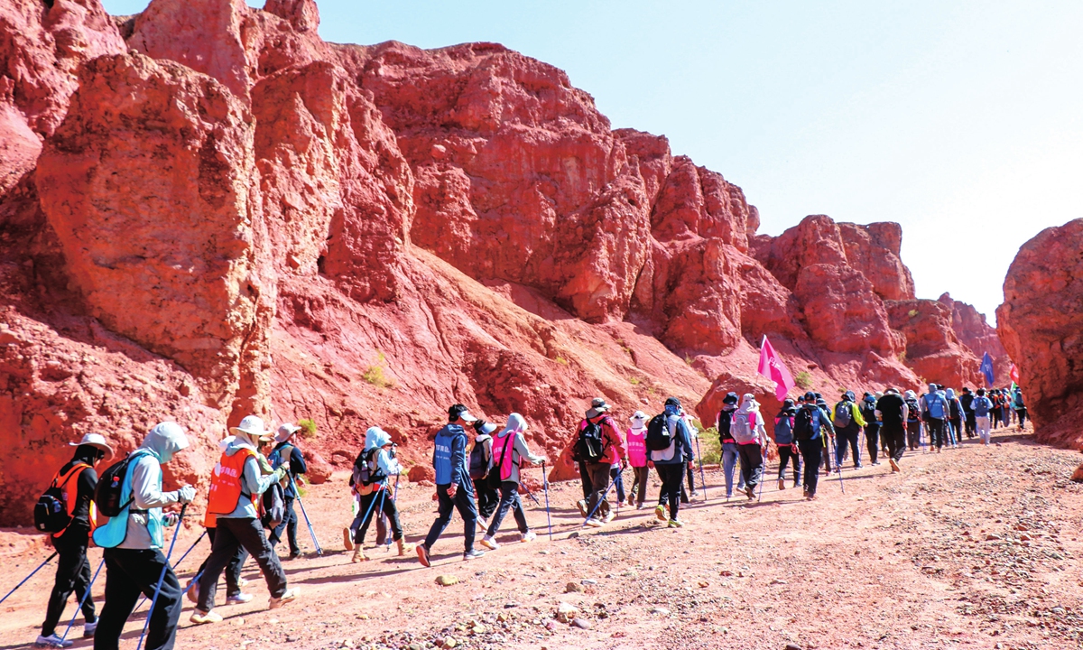 Outdoor enthusiasts brave a high temperature of 38 C to take on a 2-day 60-kilometer hiking challenge in the Gobi Desert in Zhangye, Northwest China's Gansu Province, on June 8, 2024. Photo: VCG