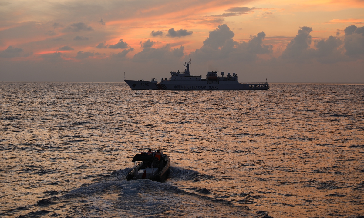 CCG officers aboard the <em>Wanshan</em>take boats to transport supplies for other ships in formation in the waters off  China's Huangyan Dao, on July 2, 2024. Photo: Courtesy of China Coast Guard