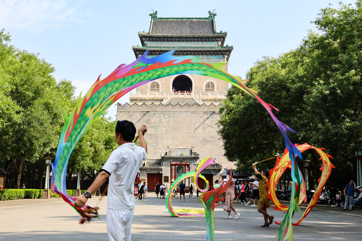 Citizens dance with dragon-shaped colored ribbons at the cultural square of the Bell and Drum Towers to celebrate the inclusion of the Beijing Central Axis in the World Heritage List in Beijing in late July.  Photo: VCG