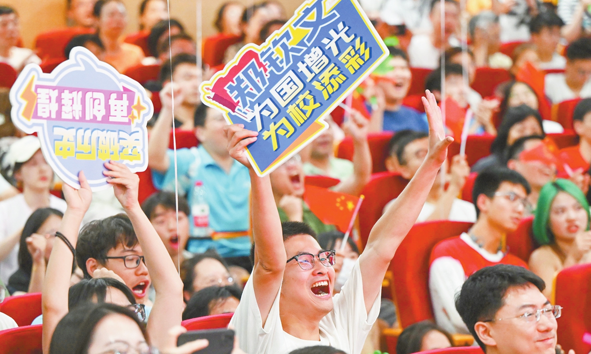 More than 300 teachers and students cheer for Zheng Qinwen in Huazhong University of Science and Technology in Wuhan, Central China's Hubei Province, on August 3, 2024. Photo: VCG