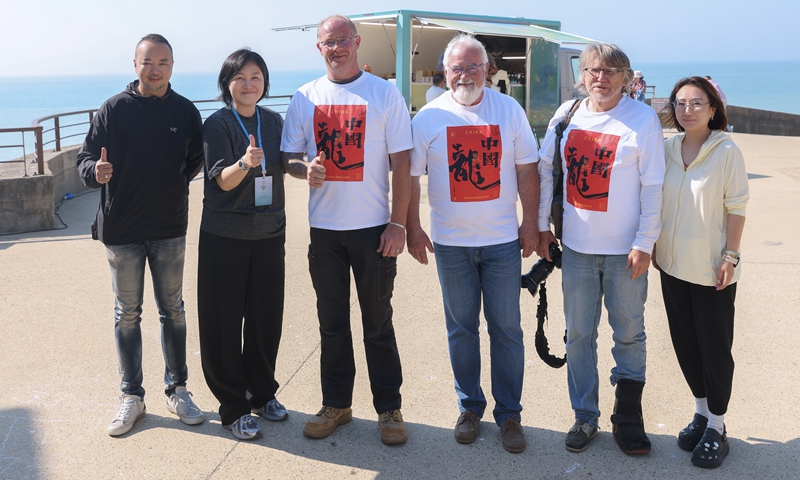 Group photo of the 'Chinese restaurant 8' production team