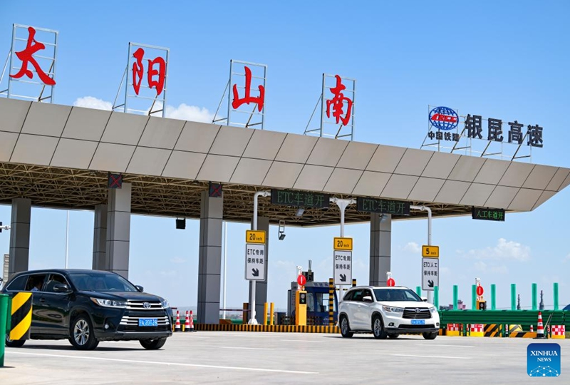 Vehicles leave Taiyangshan south toll gate along the Yinchuan-Kunming highway in northwest China's Ningxia Hui Autonomous Region, Aug. 16, 2024. A section of the Yinchuan-Kunming highway within Ningxia, from Taiyangshan development zone to Pengyang, was completed and opened to traffic on Friday, marking the full opening of the Yinchuan-Kunming highway. The highway linking Yinchuan of northwest China's Ningxia Hui Autonomous Region and Kunming of southwest China's Yunnan Province, spans 2322 kilometers. Photo: Xinhua