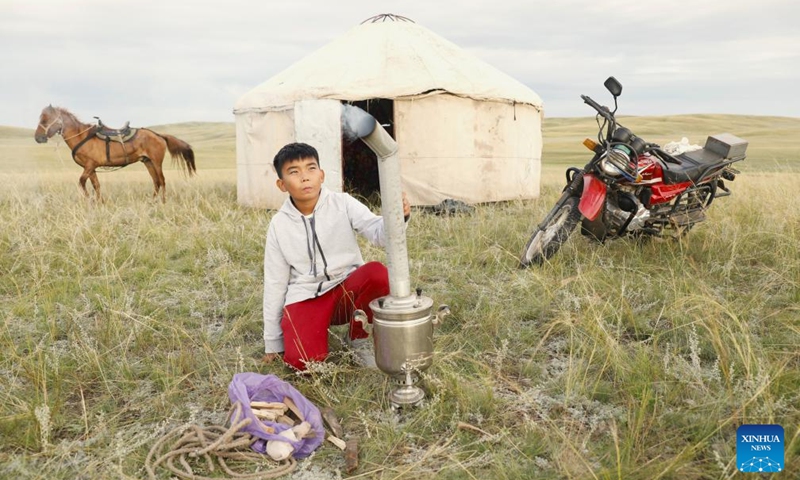 A boy makes hot tea on the grassland in Akmola region in northern Kazakhstan, Aug. 17, 2024. Photo: Xinhua