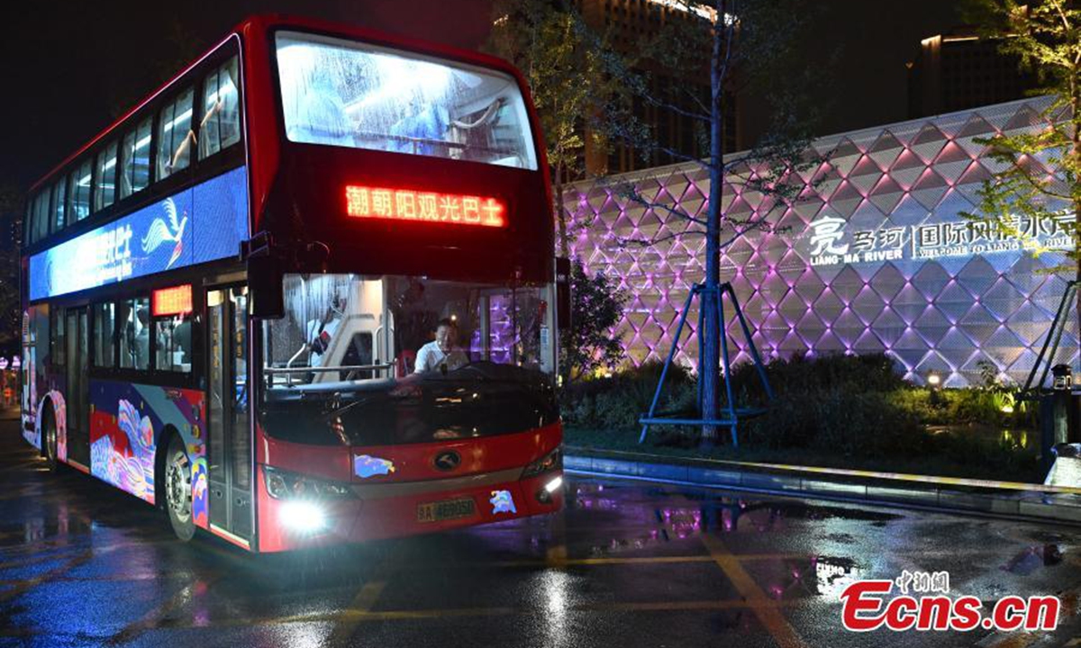 A sightseeing bus arrives at Chaoyang Liangma River waterfront in Beijing, Aug. 18, 2024. Photo: China News Service
