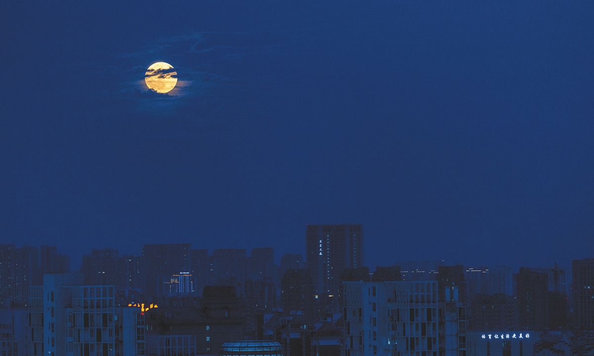 People in Huzhou city, East China's Zhejiang Province, enjoy the full moon on the evening of August 19, 2024. This is the first of four consecutive supermoons this year. Supermoons appear as the biggest and brightest lunar events of the year. The last time this lunar event occurred was in August 2023. Photo: VCG