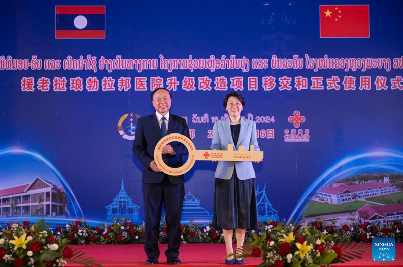 Chinese Ambassador to Laos Fang Hong (R) and Lao Minister of Health Bounfeng Phoummalaysith attend the handover ceremony of China-aided Luang Prabang Hospital in Luang Prabang province, Laos, Aug. 16, 2024. Photo: Xinhua