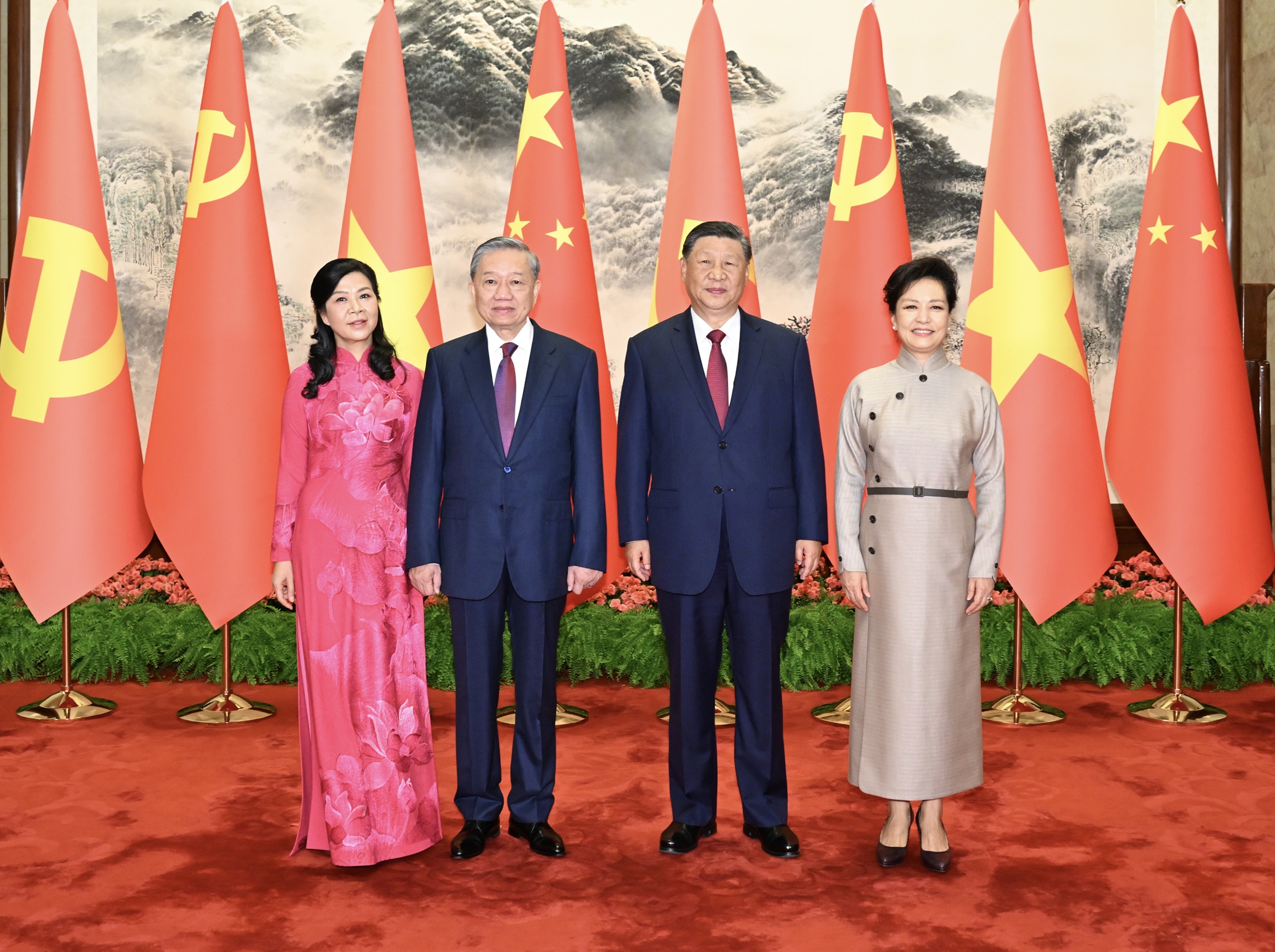 Xi Jinping, general secretary of the Communist Party of China Central Committee and Chinese president, and his wife Peng Liyuan pose for a group photo with To Lam, general secretary of the Communist Party of Vietnam Central Committee and Vietnamese president, and his wife Ngo Phuong Ly prior to the talks between Xi and Lam in Beijing on August 19, 2024. Photo: Xinhua