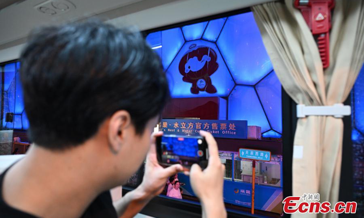 Passengers enjoy night view on a sightseeing bus in Beijing, Aug. 18, 2024. Photo: China News Service
