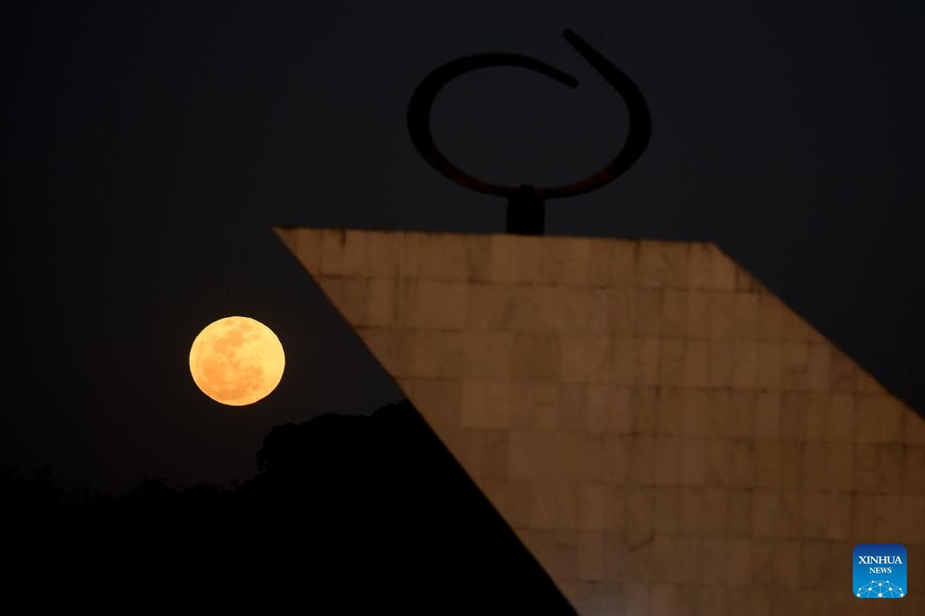 A full moon is seen from the Square of Three Powers, in Brasília, Brazil, Aug. 19, 2024. (Photo: Xinhua)