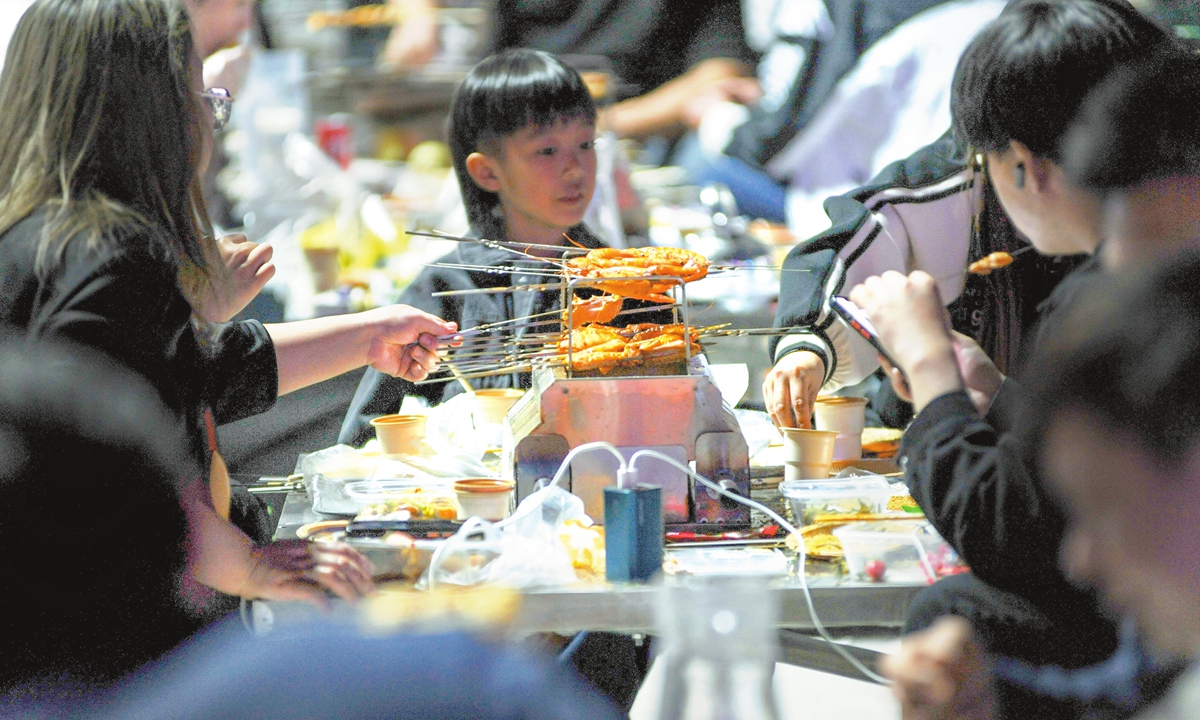 Tourists eat kebabs in Zibo city, East China's Shandong Province in April 2023. Photo: VCG