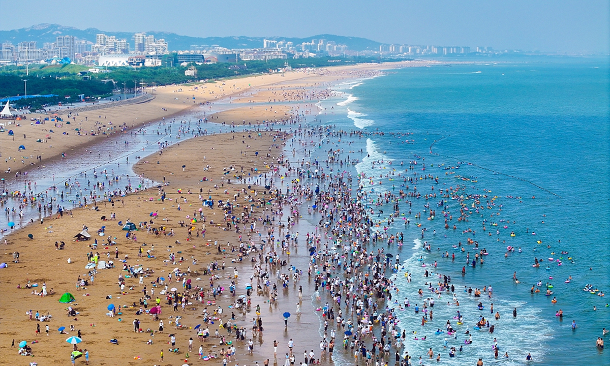 Tourists cool off by the sea at the Wanpingkou scenic area in Rizhao, East China's Shandong Province, on August 22, 2024. Photo: VCG