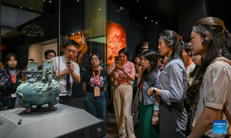 Participants of a cross-Strait journalism camp visit Inner Mongolia Museum in Hohhot, north China's Inner Mongolia Autonomous Region, Aug. 21, 2024. A cross-Strait journalism camp for university students opened on Tuesday in the city of Hohhot, with approximately 200 students from both the mainland and Taiwan in attendance. The students are from 10 universities on the mainland and eight universities in Taiwan. (Photo: Xinhua)