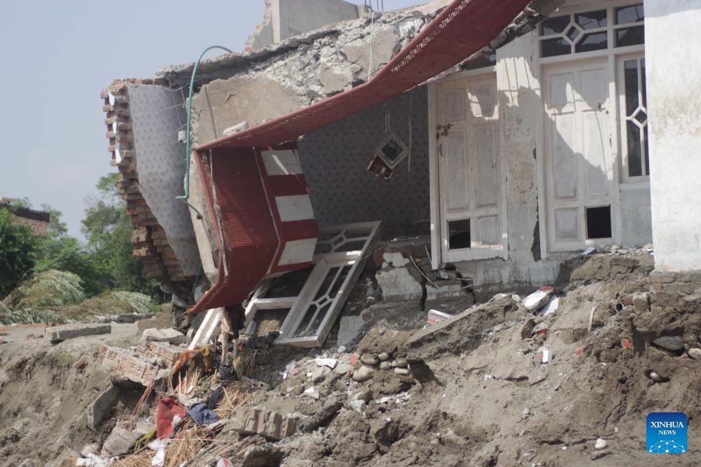 This photo taken on Aug. 21, 2024 shows a crumbling house in a flood-hit area in Jalalabad City, capital of Nangarhar province, east Afghanistan. At least one person has been confirmed dead and seven others sustained injuries as a flash flood swept through parts of eastern Afghanistan's Nangarhar province on Tuesday night, provincial Director for Information and Culture Qurishi Badlon said Wednesday. (Photo: Xinhua)