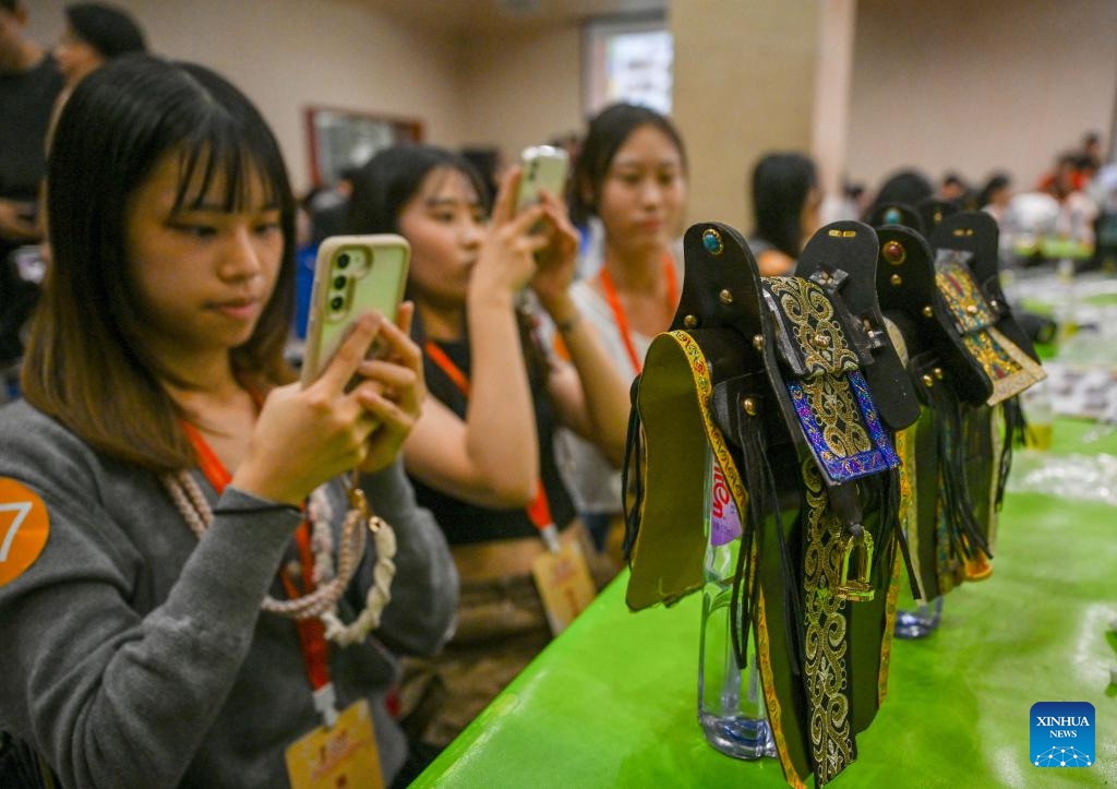 Students attending a cross-Strait journalism camp visit Inner Mongolia Museum in Hohhot, north China's Inner Mongolia Autonomous Region, Aug. 21, 2024. A cross-Strait journalism camp for university students opened on Tuesday in the city of Hohhot, with approximately 200 students from both the mainland and Taiwan in attendance. The students are from 10 universities on the mainland and eight universities in Taiwan. (Photo: Xinhua)