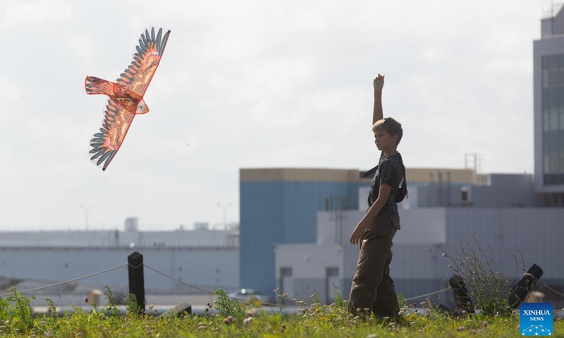 A boy flies a kite during a kite festival in Kronstadt, St. Petersburg, Russia, Aug. 24, 2024. The festival was held here from Aug. 24 to 25. (Photo by Irina Motina/Xinhua)