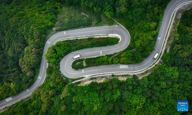 An aerial drone photo taken on Aug. 24, 2024 shows people visiting Liupanshan National Forest Park by tour bus in Guyuan City, northwest China's Ningxia Hui Autonomous Region. (Xinhua/Feng Kaihua)

